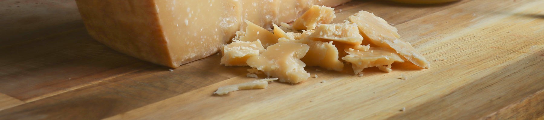Parmigiano Reggiano Vacche Brune: Online Kaufen der Parmesan Käse der Braunviehrasse